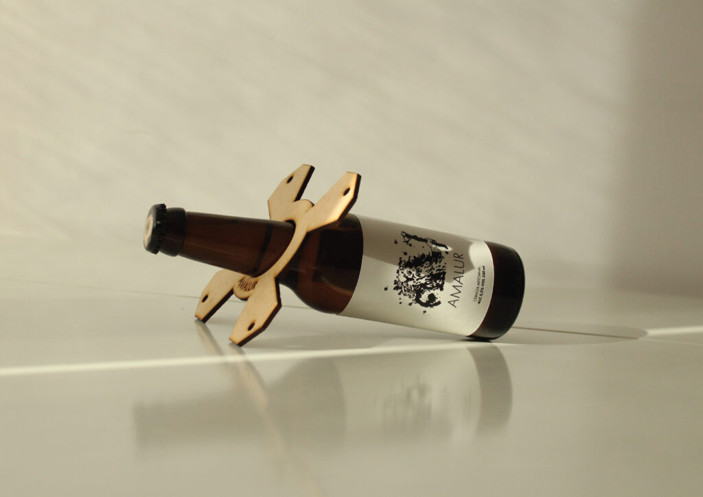 Cerveza amalur en el soporte del envase