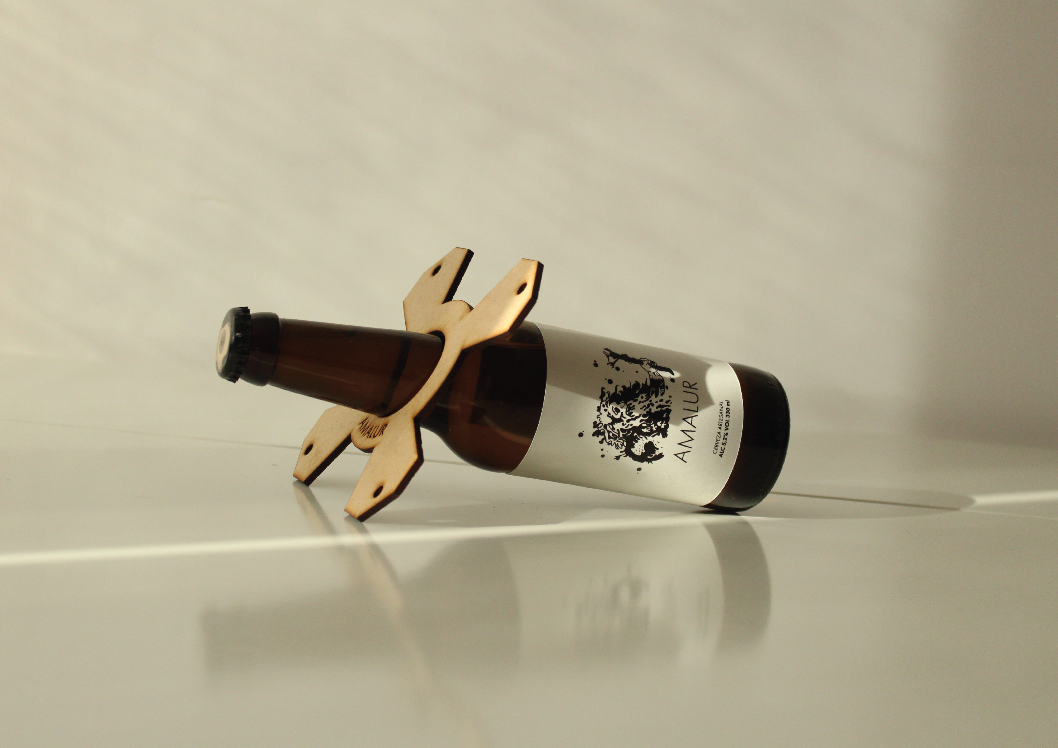 La botella de amalur en su soporte